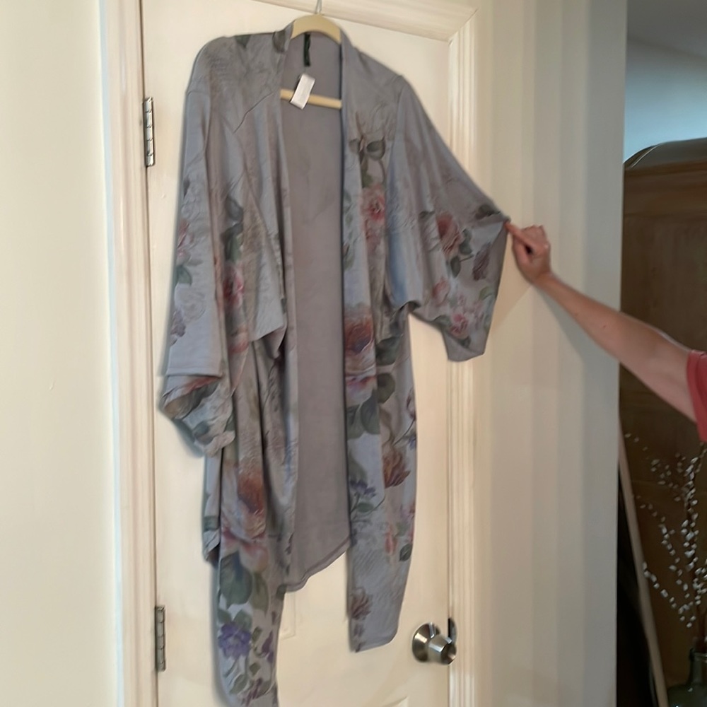 Plus size floral grey blue kamona.  New with tag